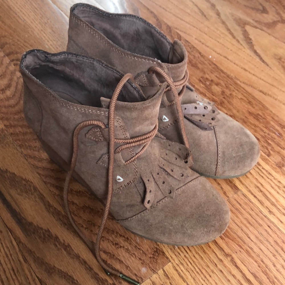 Brown fringe wedges